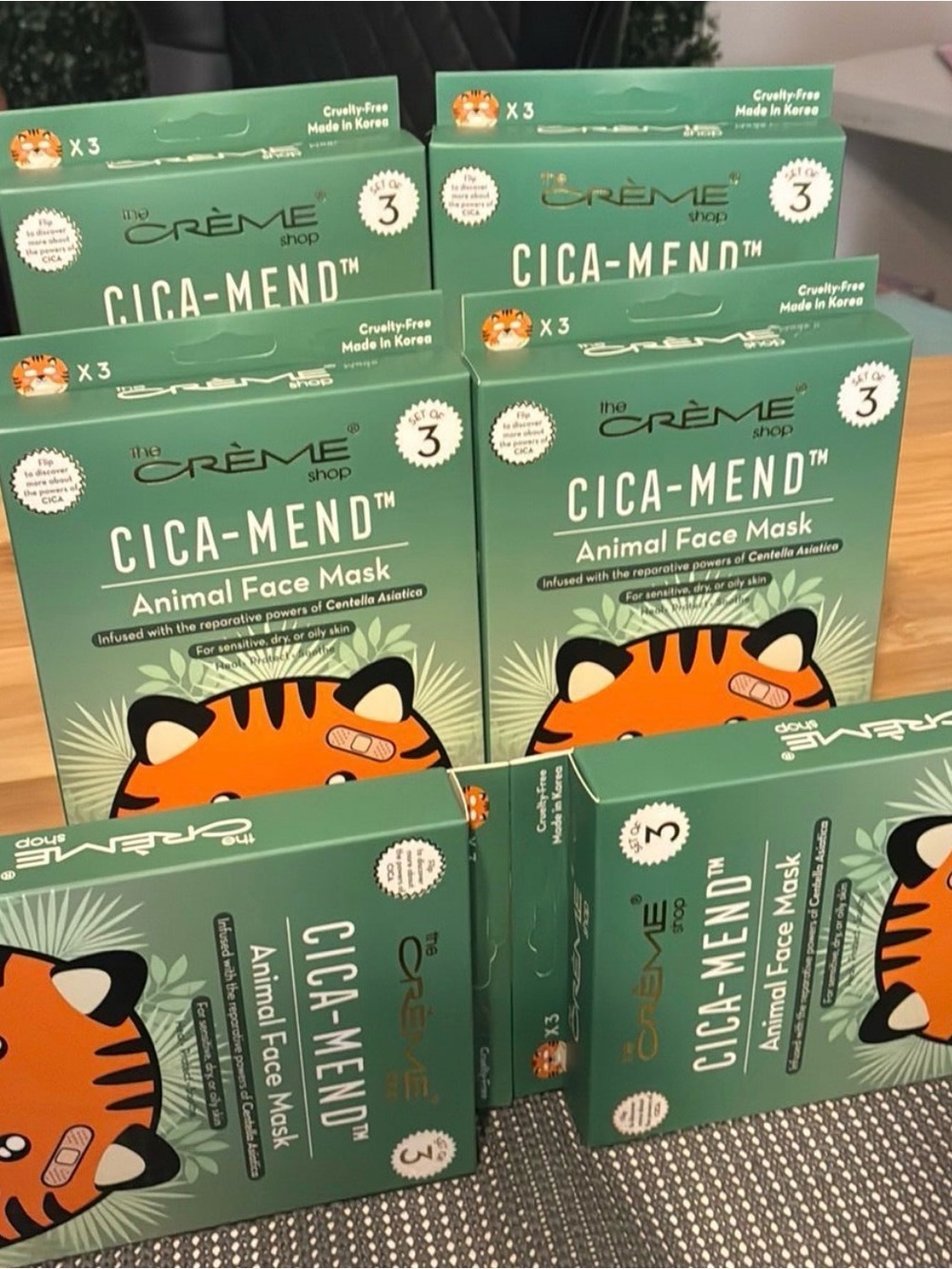 the CRÈME shop Cica-Mend™ 18 Soothing Animal Face Mask – Green